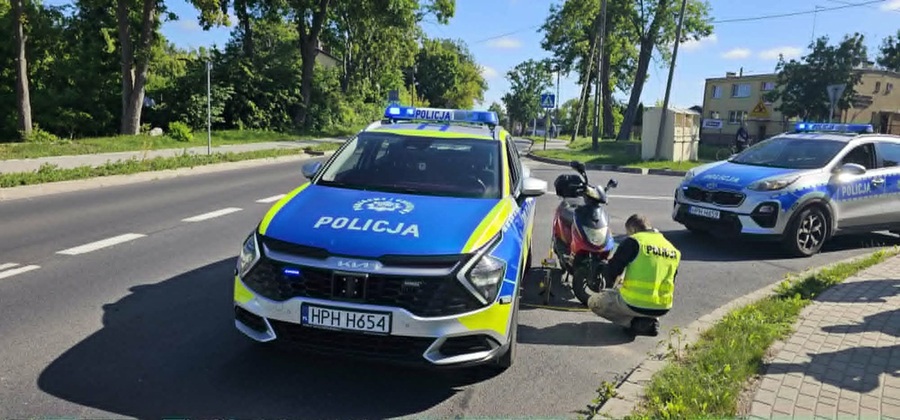 Kierowca skutera podjął próbę ucieczki, podczas której uderzył w radiowóz